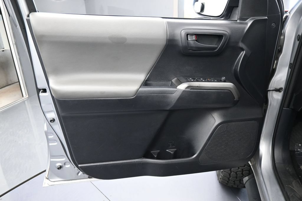 Used 2021 Toyota Tacoma SR5 w/ SR5 Appearance Package (SM) RWD image 13