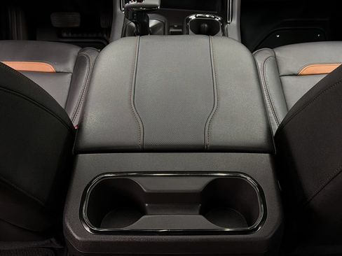 Used 2025 GMC Sierra 1500 AT4 w/ Technology Package AWD/4WD image 38