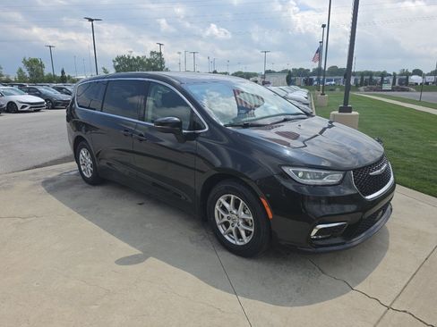 Used 2023 Chrysler Pacifica Touring-L FWD image 3