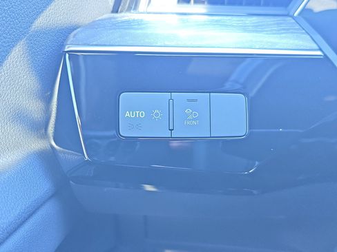 Used 2022 Audi e-tron Premium w/ Convenience Plus Package image 24