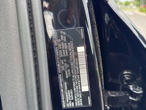 Certified 2025 Volvo XC90 B6 Plus AWD/4WD image 28
