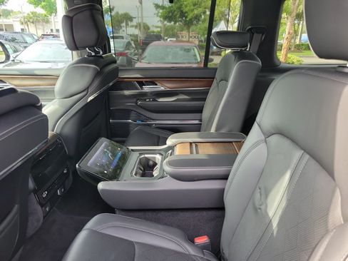 Used 2022 Jeep Grand Wagoneer Series II AWD/4WD image 14