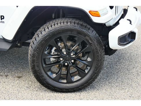 Used 2022 Jeep Wrangler Unlimited Sahara AWD/4WD image 34