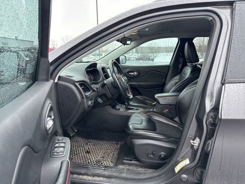 Used 2019 Jeep Cherokee Trailhawk w/ Cold Weather Group image 5