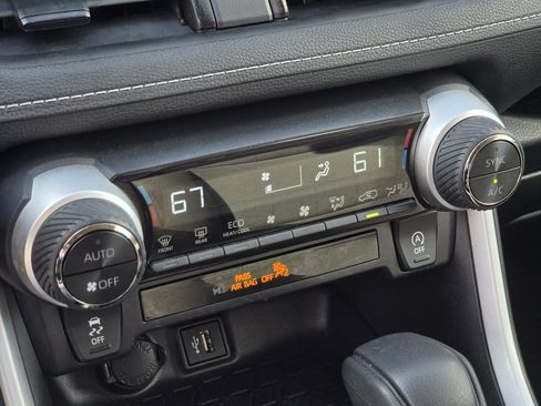 Used 2025 Toyota RAV4 XLE FWD image 20
