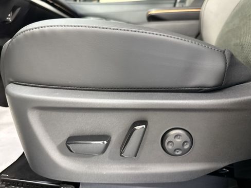 New 2025 Nissan Ariya AWD image 22