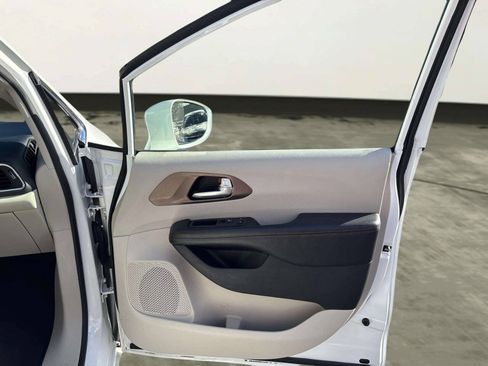 Used 2019 Chrysler Pacifica Touring-L Plus w/ Advanced Safetytec Group FWD image 19
