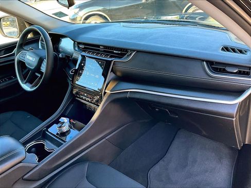 Used 2023 Jeep Grand Cherokee L Laredo image 12