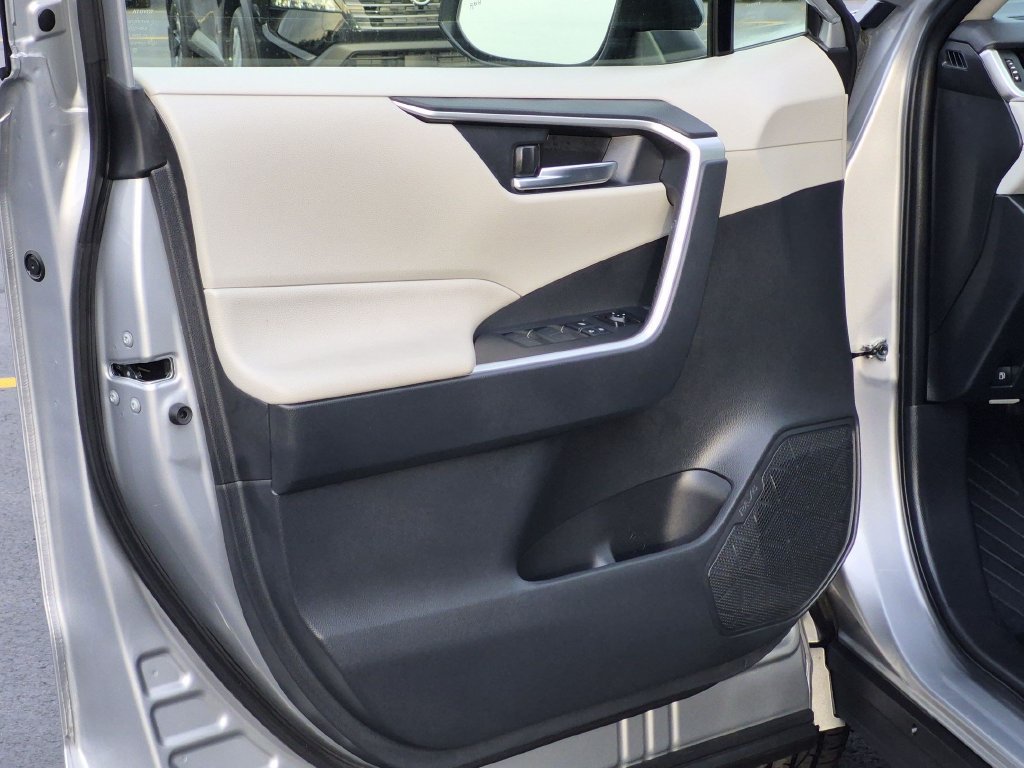 Used 2025 Toyota RAV4 XLE AWD/4WD image 12