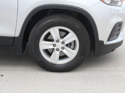 Used 2022 Chevrolet Trax LS w/ Tint and Cruise Package FWD image 31