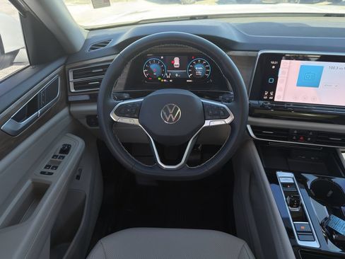 Used 2024 Volkswagen Atlas SE w/ Panoramic Sunroof Package FWD image 16