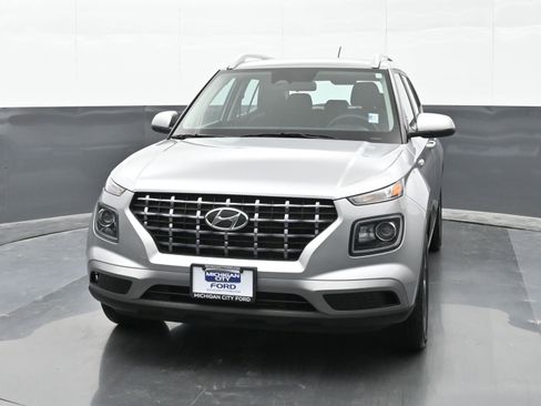 Used 2024 Hyundai Venue SEL image 3