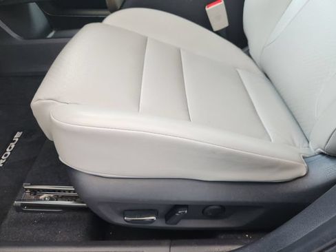 Used 2025 Nissan Rogue SV w/ SV Premium Package FWD image 18