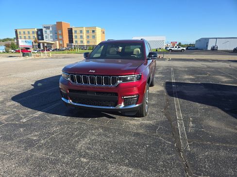 Used 2025 Jeep Grand Cherokee L Limited w/ Luxury Tech Group II image 3