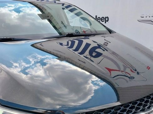 Used 2022 Chrysler Pacifica Touring-L image 4