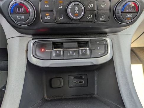 Used 2023 GMC Acadia SLT image 11