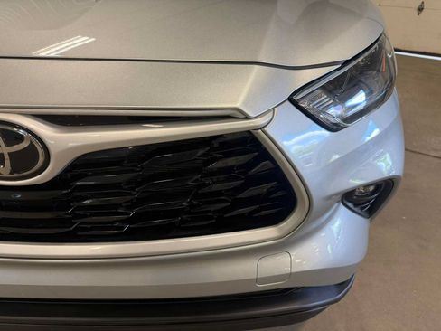 Used 2023 Toyota Highlander XLE AWD/4WD image 5