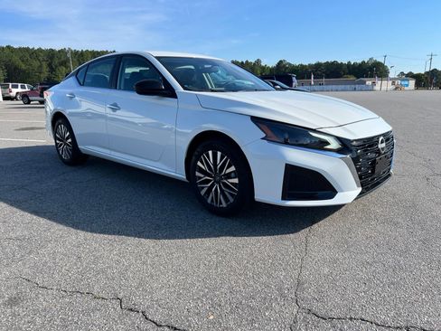 Used 2025 Nissan Altima 2.5 SV AWD/4WD image 7