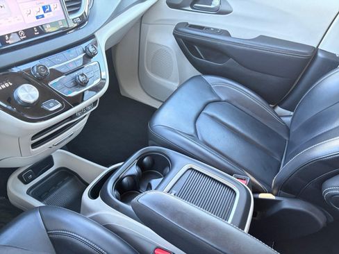 Used 2023 Chrysler Pacifica Touring-L FWD image 21