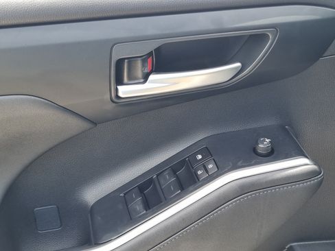 Used 2023 Toyota Highlander XLE FWD image 27