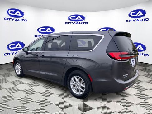 Used 2023 Chrysler Pacifica Touring-L image 5