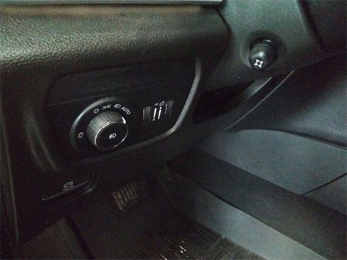 Used 2023 Jeep Grand Cherokee Limited w/ Luxury Tech Group II image 28