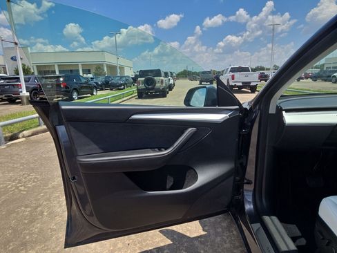 Used 2023 Tesla Model Y 2WD image 12