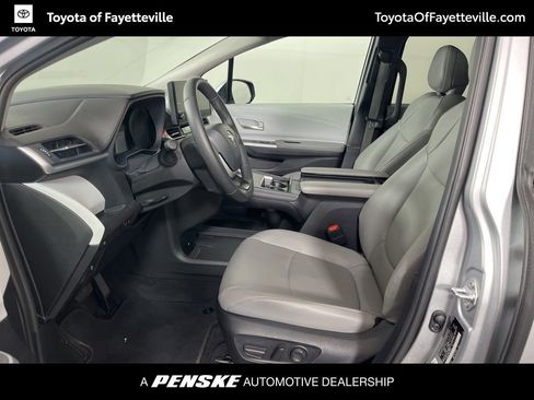 Certified 2025 Toyota Sienna XLE FWD image 25