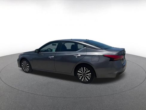 Used 2025 Nissan Altima 2.5 SV FWD image 9