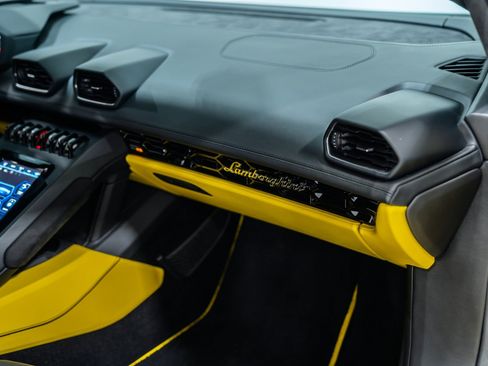 Used 2021 Lamborghini Huracan EVO RWD image 18