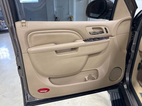 Used 2013 Cadillac Escalade Premium image 30