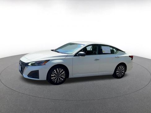 Used 2025 Nissan Altima 2.5 SV FWD image 8