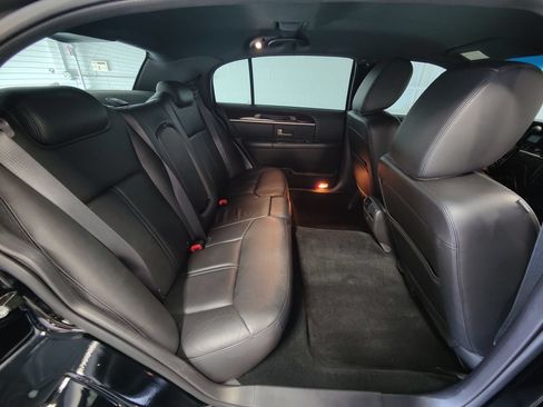 Used 2011 Lincoln Town Car Executive L RWD image 17