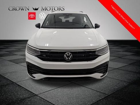 Used 2024 Volkswagen Tiguan SE R-Line image 2