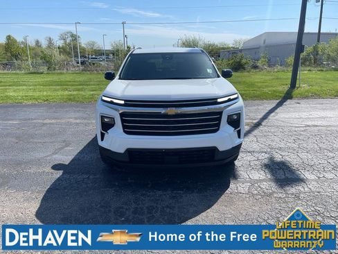Used 2025 Chevrolet Traverse LT FWD image 9