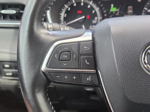 Used 2021 Toyota Highlander XSE FWD image 11
