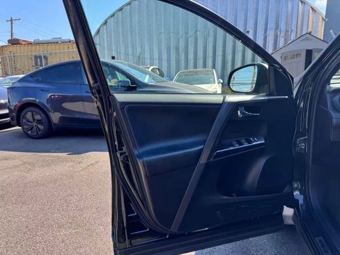 Used 2016 Toyota RAV4 SE image 9