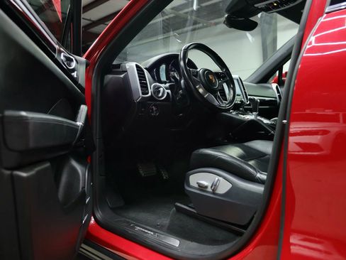 Used 2018 Porsche Cayenne S image 21