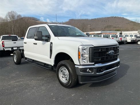 New 2026 Ford F250 XL w/ XL Chrome Package image 3