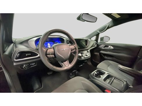 Used 2023 Chrysler Pacifica Touring FWD image 10