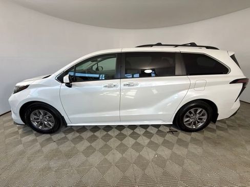 Used 2022 Toyota Sienna XLE FWD image 4