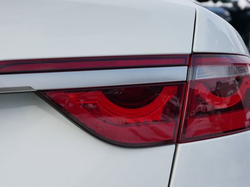 Used 2021 Jaguar XF SE image 11
