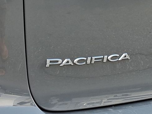 Used 2023 Chrysler Pacifica Touring-L image 20