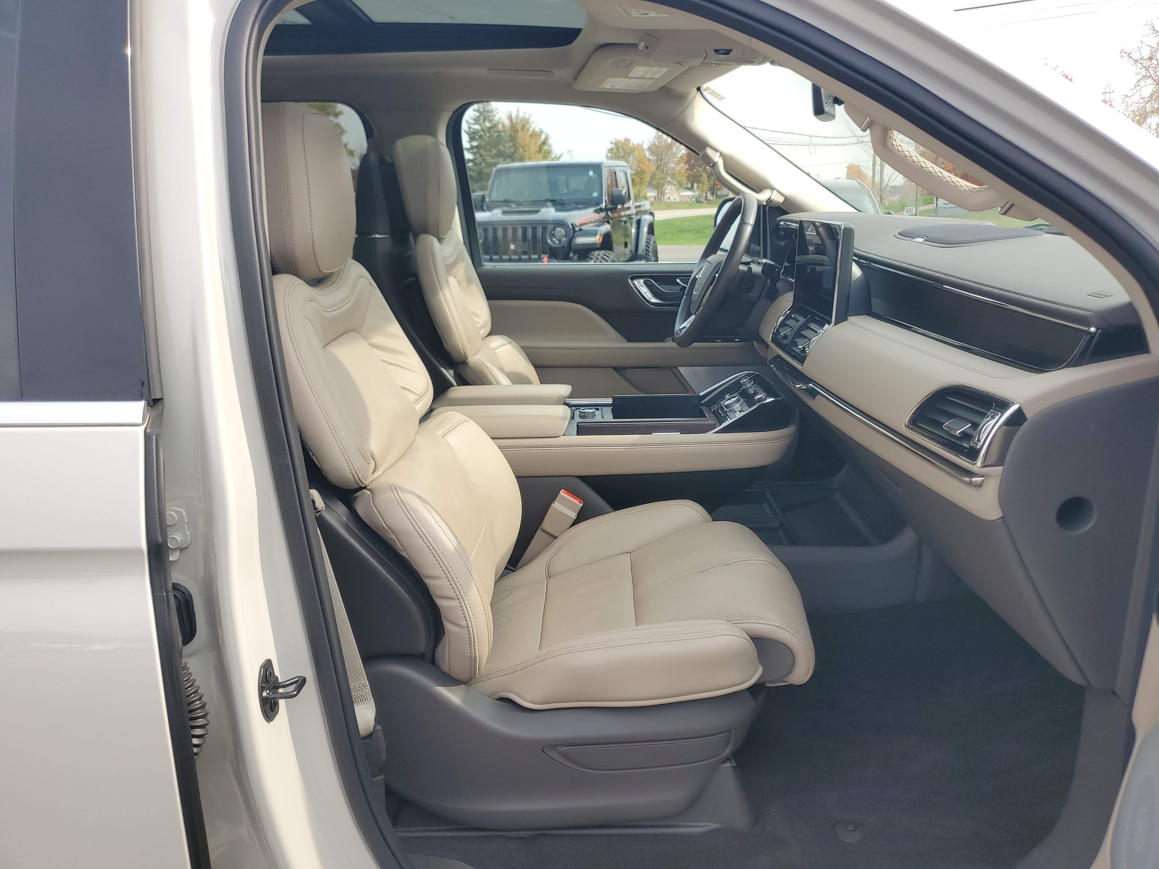 Used 2023 Lincoln Navigator L Reserve AWD/4WD image 9