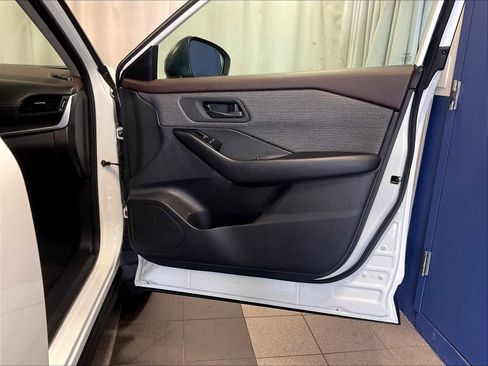 Used 2023 Nissan Rogue S image 12