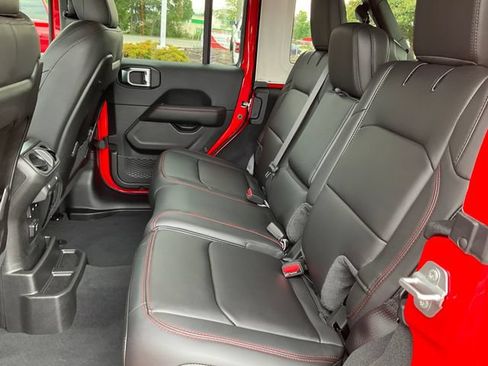 Used 2024 Jeep Wrangler Unlimited Rubicon w/ Technology Group AWD/4WD image 17