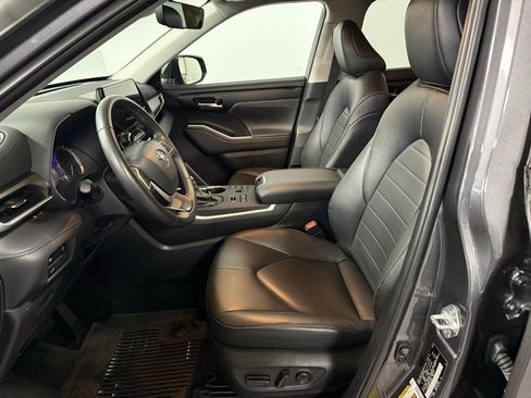 Used 2024 Toyota Highlander XLE image 9