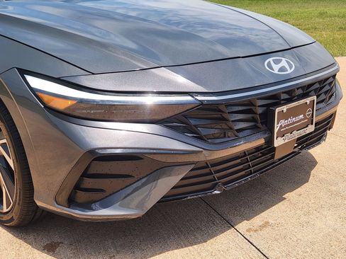 Used 2024 Hyundai Elantra Limited FWD image 12