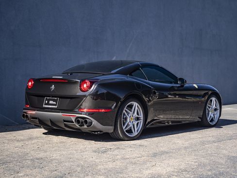 Used 2017 Ferrari California T image 9