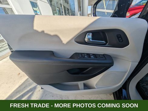 Used 2024 Chrysler Pacifica Touring-L image 36